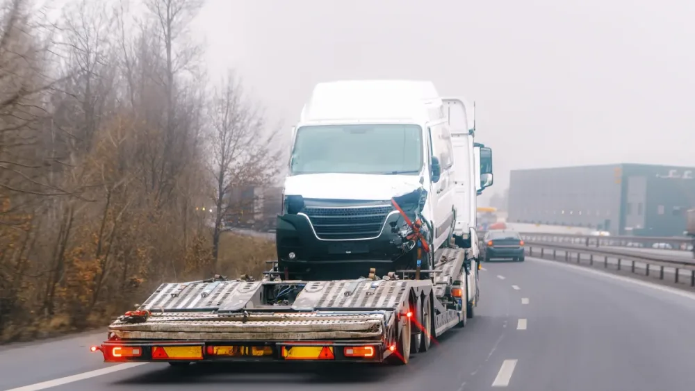 Kolizja bez ofiar – co robić, oświadczenie i laweta z OC sprawcy