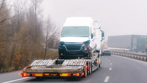 Kolizja bez ofiar – co robić, oświadczenie i laweta z OC sprawcy