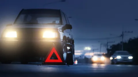 Auto w rowie – wyciąganie wyciągarką, koszty i ubezpieczenie
