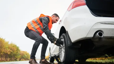 Przebita opona bez koła zapasowego – co zrobić w trasie?